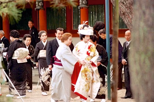 Một người phụ nữ mặc trang phục truyền thống Nhật Bản ở Kyoto trong loạt ảnh chụp năm 1972. Ảnh Sina