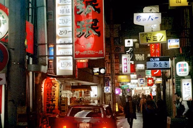 Một dãy phố buôn bán tấp nập về tối ở thành phố cố đô Kyoto. Ảnh Sina