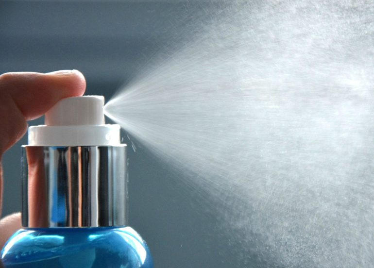 Cung cấp độ ẩm cho da Dưỡng ẩm, cấp nước cho da là bước vô cùng quan trọng để chăm sóc, nuôi dưỡng làn da, tránh tình trạng khô nám. Bạn có thể dùng kem dưỡng ẩm, xịt khoáng hay nước hoa hồng phù hợp với loại da. Xịt khoáng là tiện dụng nhất, có thể dùng nhiều lần trong ngày, xịt đè lên lớp trang điểm hay kem chống nắng.