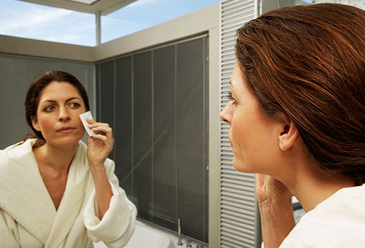 Tẩy trang trước khi đi ngủ: Đừng bao giờ ngủ với khuôn mặt còn nguyên makeup. Việc này có thể gây tụ nước ở mắt, và khiến bọng mắt xuất hiện vào sáng hôm sau. Hãy sử dụng bông tẩy trang và nước tẩy trang mỗi ngày trước khi đi ngủ.