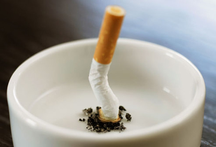 Đừng hút thuốc: Hút thuốc lá có thể khiến da mặt bạn yếu và khô. Hãy nói không với thuốc lá để bảo vệ bản thân khỏi đôi mắt nhăn nheo, sưng phù.