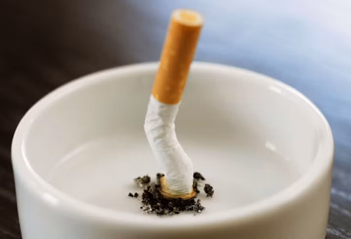 Đừng hút thuốc: Hút thuốc lá có thể khiến da mặt bạn yếu và khô. Hãy nói không với thuốc lá để bảo vệ bản thân khỏi đôi mắt nhăn nheo, sưng phù.