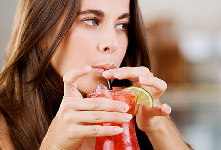 Hạn chế uống rượu bia: Một ly rượu thì ổn, nhưng đừng uống quá nhiều. Đó là bởi cồn có thể rút nước khỏi da bạn, khiến cho vùng da quanh mắt trùng xuống thành bọng mắt. Nếu bạn uống rượu bia, hãy uống một cốc nước để bù lại lượng nước mất đi và sử dụng dưỡng ẩm cho vùng da quanh mắt.