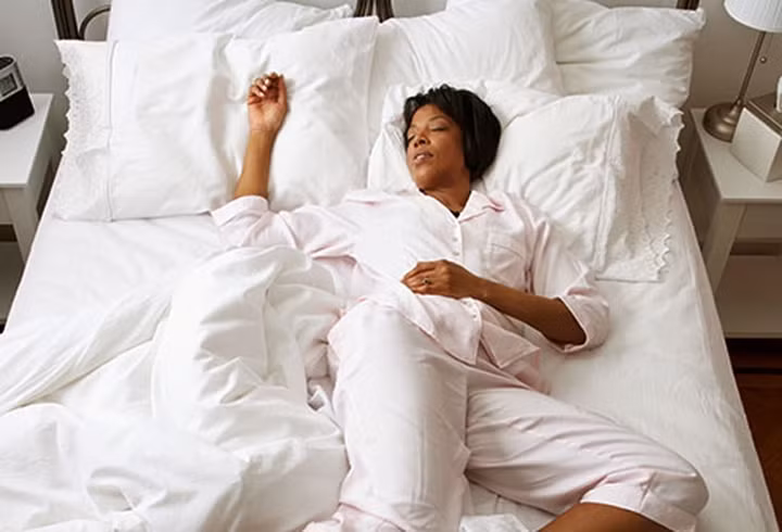 Thay đổi tư thế ngủ: Bạn nằm nghiêng hay nằm ngửa lúc ngủ? Trọng lực khiến cho chất lỏng dồn về phía mắt, gây ra các bọng mắt khó ưa. Vậy nên hãy nằm ngửa khi ngủ và kê thêm một chiếc gối đầu.