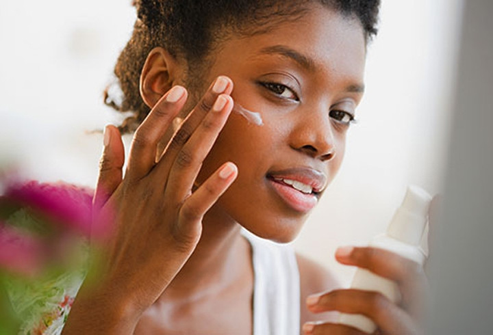 Cân nhắc sử dụng kem mắt: Không thiếu các loại kem và lotion giúp giảm sưng mắt. Bạn có thể thử dùng để xem sản phẩm nào phù hợp với mình. Hãy sử dụng kem mắt retinol để tránh gây kích ứng vùng da quanh mắt.