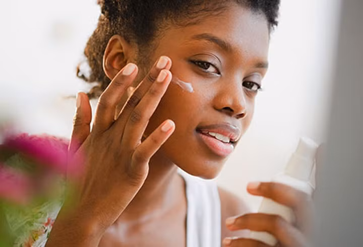 Cân nhắc sử dụng kem mắt: Không thiếu các loại kem và lotion giúp giảm sưng mắt. Bạn có thể thử dùng để xem sản phẩm nào phù hợp với mình. Hãy sử dụng kem mắt retinol để tránh gây kích ứng vùng da quanh mắt.