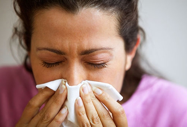 Kiểm soát dị ứng: Dị ứng luôn đi kèm với đôi mắt sưng và ướt. Những loại thuốc dùng để điều trị dị ứng, cảm lạnh hay viêm xoang có thể giúp làm khô đôi mắt sưng phù của bạn.