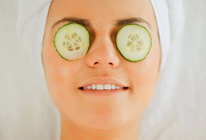 Làm dịu mắt: Hãy làm dịu đôi mắt sưng phù của bạn bằng việc tạo áp lực với nhiệt độ thấp lên mắt. Hãy thử dùng thìa lạnh, các lát dưa chuột hoặc túi trà.