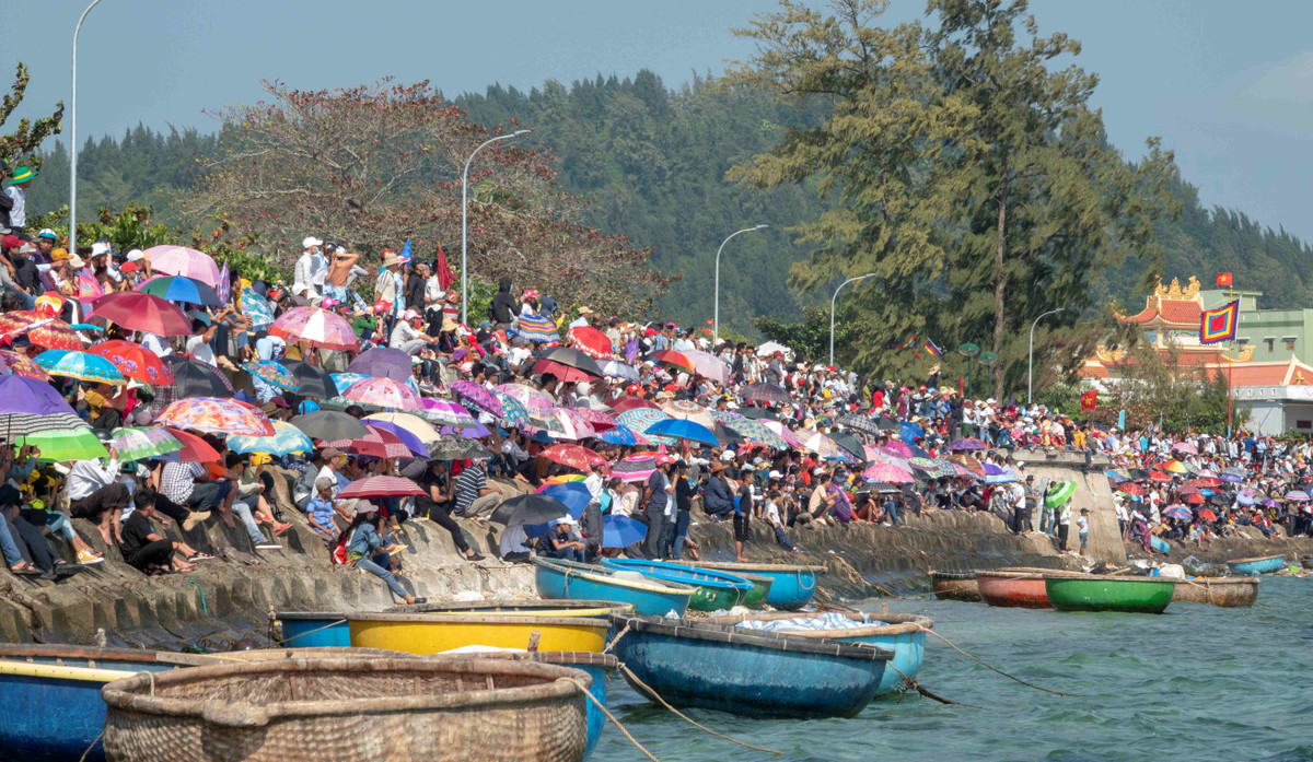 Người dân Lý Sơn nô nức xem đua thuyền. Họ cổ vũ hết mình cho đội thuyền đua của xóm mình.