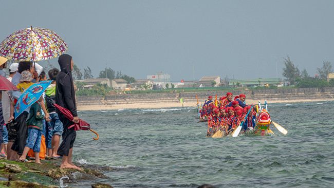 Đua thuyền là nét văn hóa biển này rất đặc sắc khi tồn tại hàng trăm năm qua. Các vị bô lão đúc kết như sau: Nếu thuyền Rồng về nhất, năm đó dường như có sự đổi mới toàn bộ; thuyền Lân về nhất xã có sự thay đổi về mặt xã hội; thuyền Quy về nhất sẽ làm ăn thuận lợi cả biển và nông nghiệp; còn thuyền Phụng về nhất thì cả nghề biển và nghề nông trong năm đó sẽ cực kỳ phát đạt.
