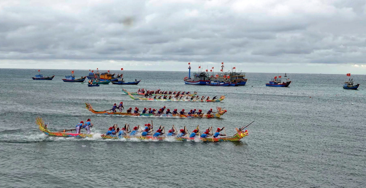 Vào ngày mồng 8 Tết, sẽ diễn ra 2 lượt đua. Ở lượt đua đầu tiên mà người dân lý Sơn còn gọi là “đua 8 chiếc”, sẽ có sự tham dự đầy đủ của các đội thuyền đua đến từ 2 vùng An Vĩnh và An Hải. Cả 8 đội thuyền đua phải bốc thăm ngẫu nhiên hoa tiêu xuất phát của mình. Sau lượt đua đầu tiên, 4 đội thuyền đua có thành tích tốt nhất sẽ bước vào vòng đua thứ 2 mà người dân địa phương còn gọi là “đua chung cuộc” hay “đua tranh vô địch”. Đội thuyền nào giành chiến thắng ở lượt đua này, sẽ lên ngôi vô địch.