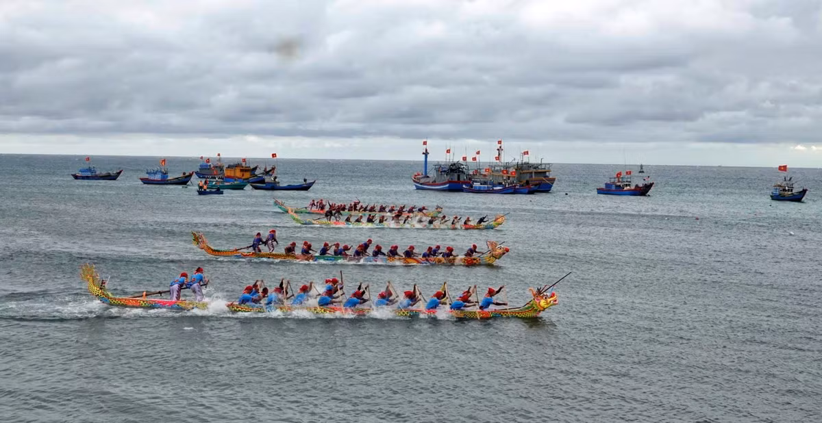 Vào ngày mồng 8 Tết, sẽ diễn ra 2 lượt đua. Ở lượt đua đầu tiên mà người dân lý Sơn còn gọi là “đua 8 chiếc”, sẽ có sự tham dự đầy đủ của các đội thuyền đua đến từ 2 vùng An Vĩnh và An Hải. Cả 8 đội thuyền đua phải bốc thăm ngẫu nhiên hoa tiêu xuất phát của mình. Sau lượt đua đầu tiên, 4 đội thuyền đua có thành tích tốt nhất sẽ bước vào vòng đua thứ 2 mà người dân địa phương còn gọi là “đua chung cuộc” hay “đua tranh vô địch”. Đội thuyền nào giành chiến thắng ở lượt đua này, sẽ lên ngôi vô địch.