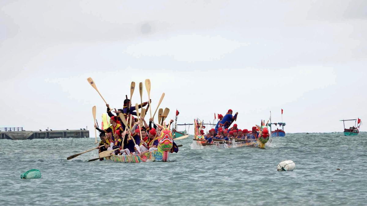 Về đích! Khi nào thuyền nào về đích đầu tiên, hay thắng đối thủ cạnh tranh trực tiếp, sẽ giở dầm (chèo) như một thông báo, cũng là hành động ăn mừng.