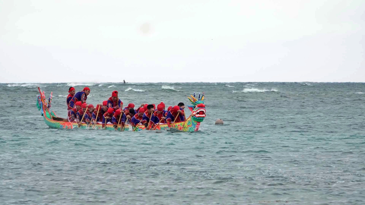 Do vùng nước của hai vùng An Vĩnh và An Hải nông - sâu khác nhau, nên việc đua thuyền không diễn ra cùng lúc mà chênh nhau. Thường thì ở An Hải sẽ đua thuyền trước An Vĩnh khoảng 30 phút đến 1 tiếng đồng hồ.