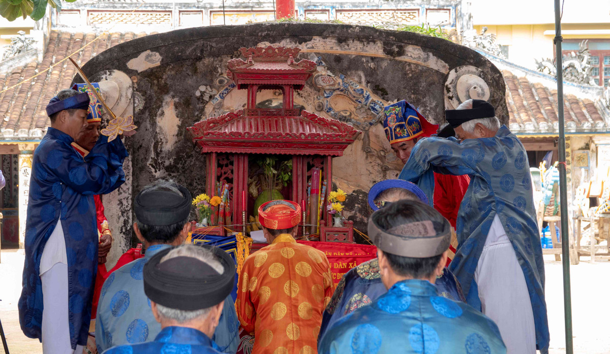 Theo sử sách, lễ hội đua thuyền ở Lý Sơn xuất phát từ Lễ Khao lề thế lính Hoàng Sa, một nghi lễ nhằm tri ân ân đức của đội Hùng binh Hoàng Sa đã có công lớn trong xác lập chủ quyền của nước ta đối với hai quần đảo Hoàng Sa (Đà Nẵng) và Trường Sa (Khánh Hòa). Trong ảnh là các bô lão trong Ban Khánh tiết thực hành nghi lễ trước mỗi ngày đua thuyền.