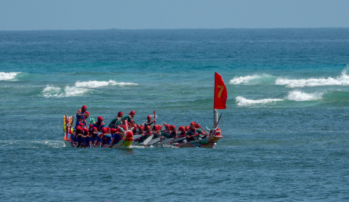 Lễ hội đua thuyền đầu năm còn là một tín ngưỡng của người dân Lý Sơn. Họ tin rằng nếu đội thuyền của xóm mình giành được kết quả tốt, thì trong suốt năm đó họ sẽ gặp nhiều may mắn, vì thế họ rất tích cực cổ vũ cho đội thuyền xóm mình.