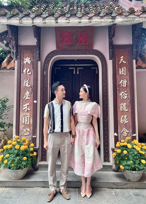 Tô Ny từng chia sẻ, nhờ có Ngân Anh, năm nay anh không còn phải gõ cửa năn nỉ nhân viên siêu thị đang chốt sổ chiều 30 Tết âm lịch, để lấy vội cho đủ mâm ngũ quả về bày cúng giao thừa. Anh nói, nhờ vợ, mọi thứ năm nay tươm tất, đủ đầy.