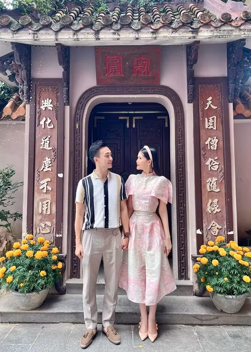 Tô Ny từng chia sẻ, nhờ có Ngân Anh, năm nay anh không còn phải gõ cửa năn nỉ nhân viên siêu thị đang chốt sổ chiều 30 Tết âm lịch, để lấy vội cho đủ mâm ngũ quả về bày cúng giao thừa. Anh nói, nhờ vợ, mọi thứ năm nay tươm tất, đủ đầy.