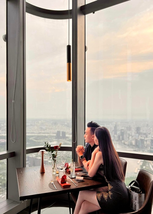 Ngân Anh tâm sự: "Valentine những năm trước, anh với em là những câu chuyện. Và những câu chuyện đó đã tạo nên hành trình cùng nhau ngày hôm nay". Còn Tô Ny viết: "Vậy là đã ba năm, kể từ ngày đầu tiên đó".