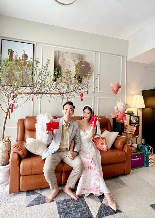 Trong cuộc phỏng vấn với Vietnamnet, Ngân Anh trải lòng về cuộc sống vợ chồng son: "Mỗi sáng đi làm, chồng thường gửi những dòng tin nhắn dễ thương, tôi cảm giác tình yêu ngày càng mãnh liệt hơn. Tôi không giỏi nội trợ, chưa cân bằng được thời gian để đảm nhận vai trò người vợ. Tuy nhiên, anh Tô Ny sẵn sàng san sẻ việc nhà. Ông xã giúp tôi biết cách cân bằng thời gian dành cho gia đình và công việc. Ngoài ra, cả hai luôn quan sát, lắng nghe, thấu hiểu và nhận ra những trăn trở, áp lực của đối phương".