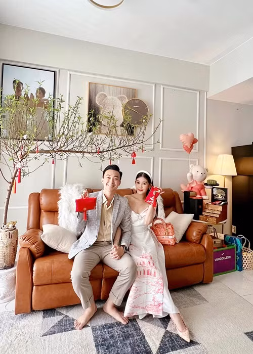 Trong cuộc phỏng vấn với Vietnamnet, Ngân Anh trải lòng về cuộc sống vợ chồng son: "Mỗi sáng đi làm, chồng thường gửi những dòng tin nhắn dễ thương, tôi cảm giác tình yêu ngày càng mãnh liệt hơn. Tôi không giỏi nội trợ, chưa cân bằng được thời gian để đảm nhận vai trò người vợ. Tuy nhiên, anh Tô Ny sẵn sàng san sẻ việc nhà. Ông xã giúp tôi biết cách cân bằng thời gian dành cho gia đình và công việc. Ngoài ra, cả hai luôn quan sát, lắng nghe, thấu hiểu và nhận ra những trăn trở, áp lực của đối phương".