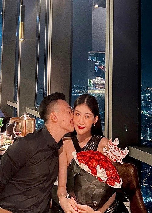 Le Au Ngan Anh tinh tu ben chong dien trai