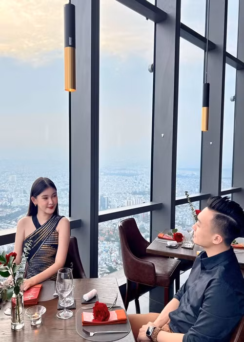 Vợ chồng Ngân Anh tái hiện lại buổi gặp đầu tiên.