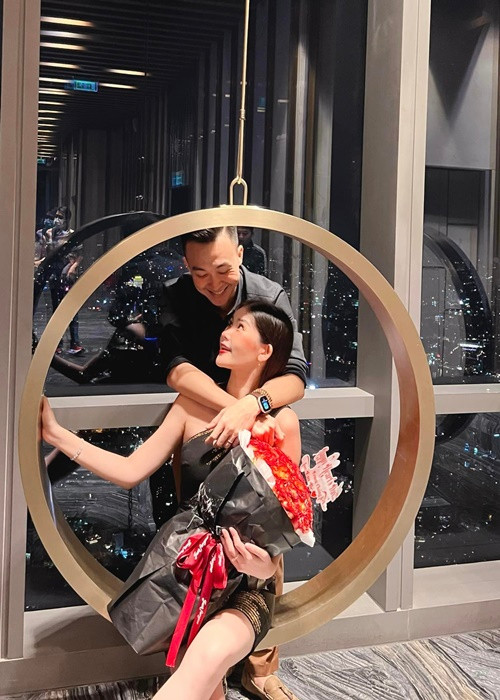 Cặp đôi vợ chồng son tình tứ bên nhau.