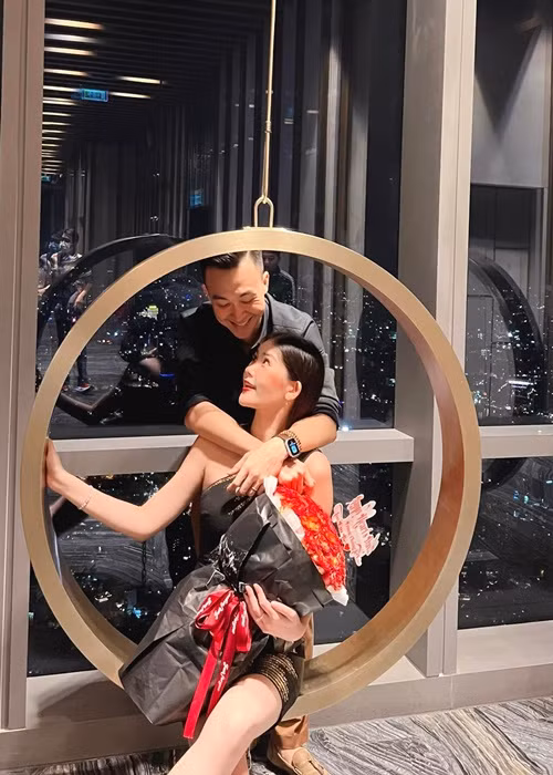 Cặp đôi vợ chồng son tình tứ bên nhau.