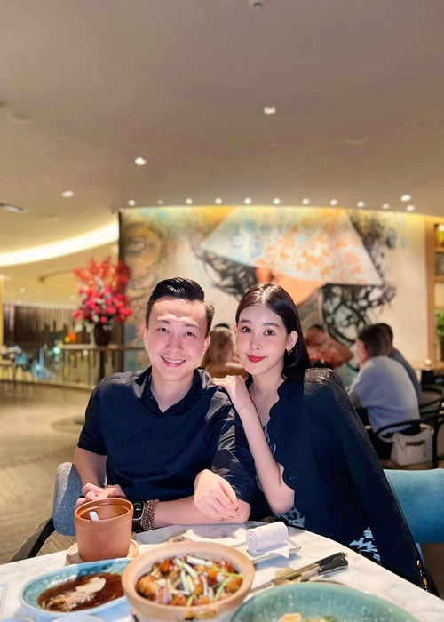 Cặp đôi dính như sam sau khi về chung một nhà.