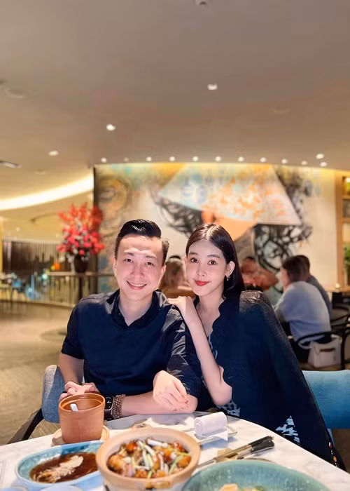 Cặp đôi dính như sam sau khi về chung một nhà.