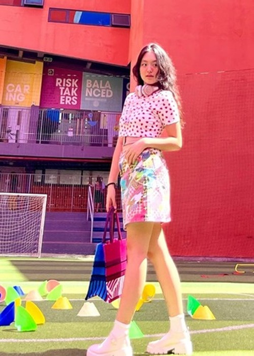 Suti từng mượn toàn bộ quần áo túi xách của mẹ, tự phối đồ để chụp ảnh kỷ niệm tại trường. Nhiều người khen ngợi thần thái và cách tạo dáng của sao nhí “Bố ơi, mình đi đâu thế?”. Ảnh: FBNV