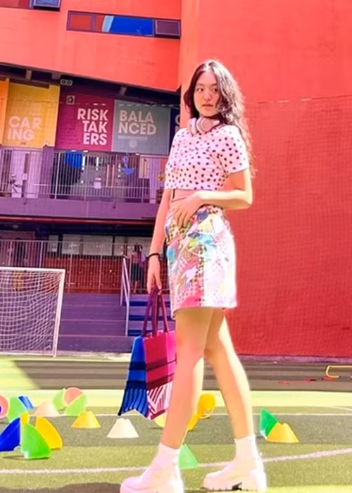 Suti từng mượn toàn bộ quần áo túi xách của mẹ, tự phối đồ để chụp ảnh kỷ niệm tại trường. Nhiều người khen ngợi thần thái và cách tạo dáng của sao nhí “Bố ơi, mình đi đâu thế?”. Ảnh: FBNV