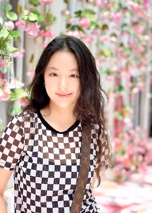 Suti thừa hưởng nhiều nét đẹp từ bố mẹ như đôi mắt to tròn, sống mũi cao. Ảnh: FBNV