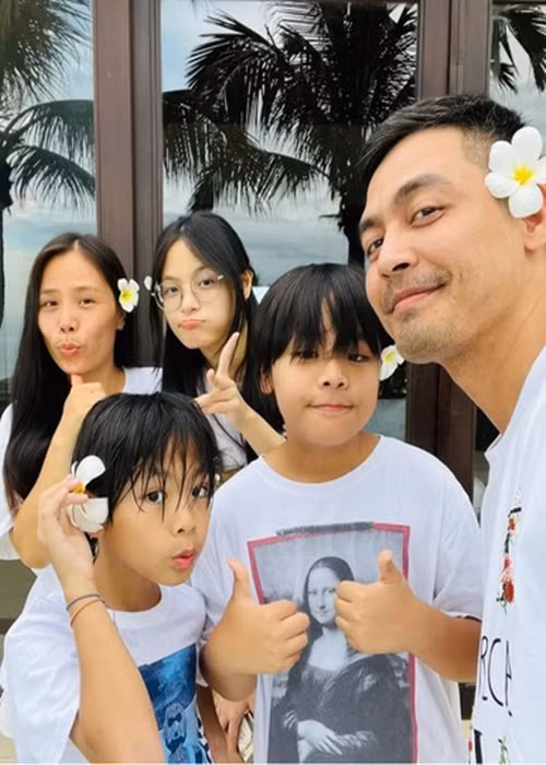 Đối với Phan Anh, con gái chính là nàng thơ. "Bướng bỉnh, mạnh mẽ, kiên định nhưng cũng mềm mại và mong manh như một vệt nắng thơm. Kiêu sa, cá tính nhưng cũng giản dị và nhẹ nhàng như một cơn gió trong", Phan Anh từng viết về cô công chúa của mình.