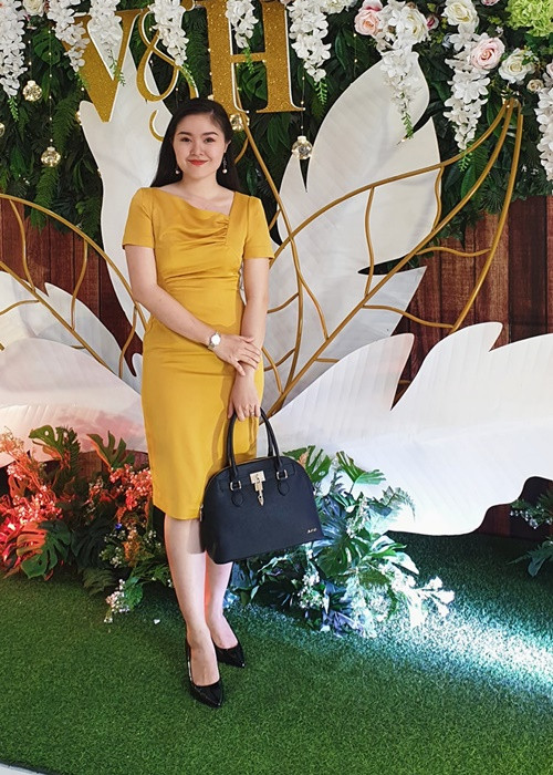 Em gái Lê Phương có vóc dáng thon gọn, nụ cười tươi tắn.