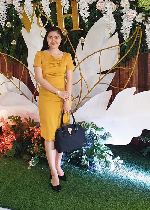 Em gái Lê Phương có vóc dáng thon gọn, nụ cười tươi tắn.