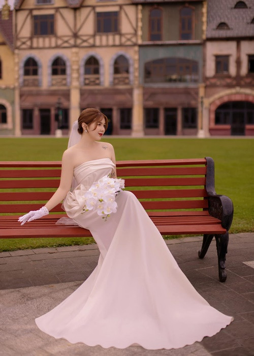 Em gái Lê Phương xinh đẹp, gợi cảm trong trang phục cưới.