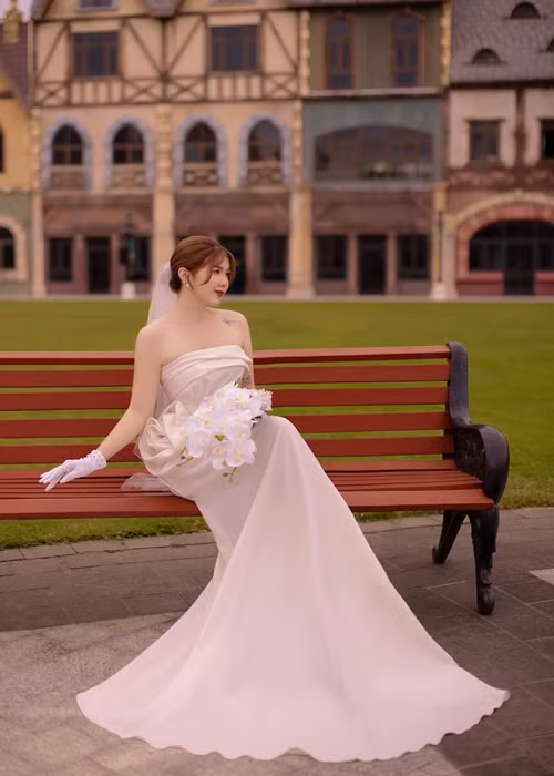 Em gái Lê Phương xinh đẹp, gợi cảm trong trang phục cưới.