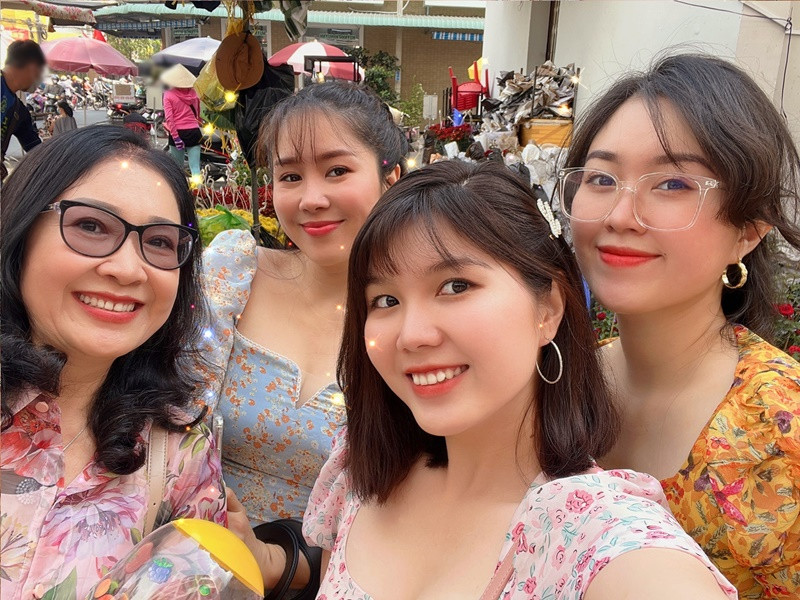 Lê Phương và hai em gái thừa hưởng những nét đẹp của mẹ.