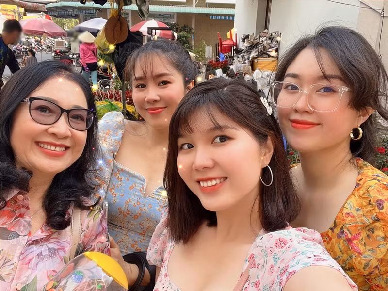 Lê Phương và hai em gái thừa hưởng những nét đẹp của mẹ.