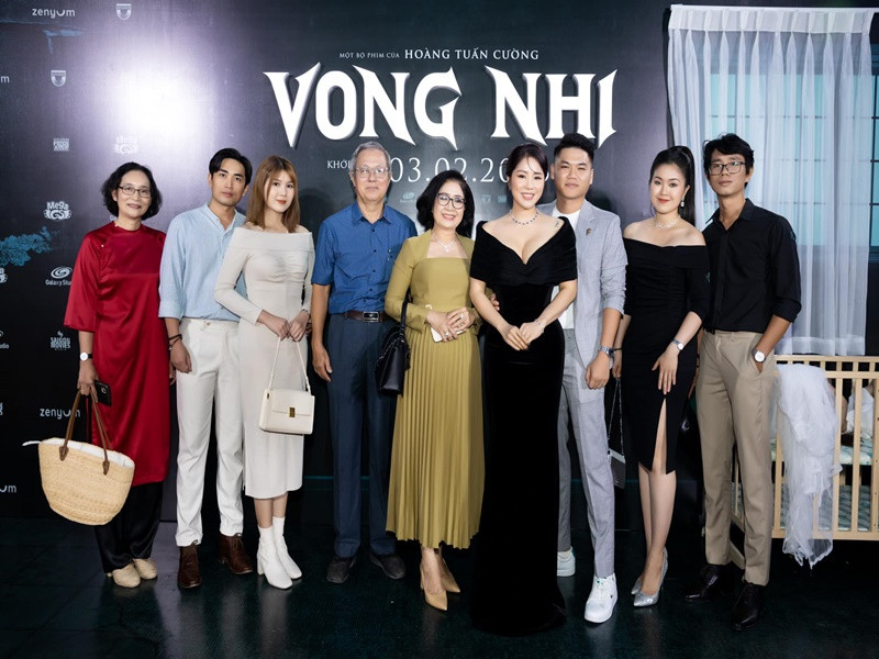 Cả gia đình của Lê Phương xuất hiện trong buổi ra mắt phim "Vong nhi" có Lê Phương đóng chính.
