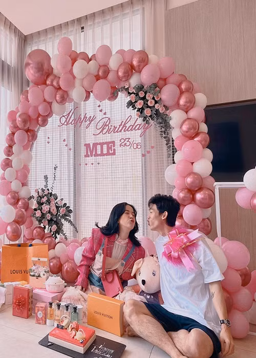 Đôi uyên ương bên nhau như hình với bóng.