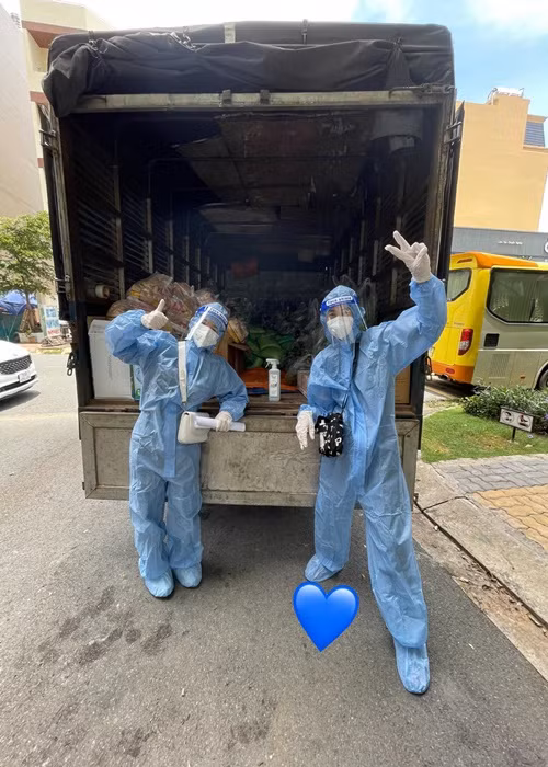 Bên cạnh đi du lịch và hoạt động nghệ thuật, Hồng Thanh và Mie còn cùng làm từ thiện.