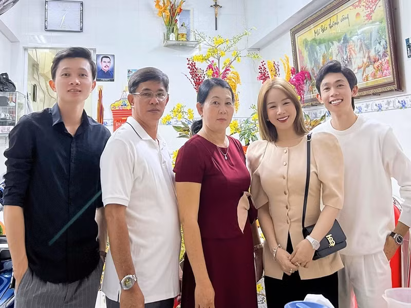 DJ Mie đã ra mắt gia đình Hồng Thanh.