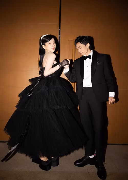 Hồng Thanh vốn không phải là gu của Mie. Chỉ đến khi cả hai nắm tay quay chung một bài hát thì lúc đó Mie mới rung động. Sau khoảng hơn 1 tháng, nữ DJ đồng ý làm bạn gái của Hồng Thanh.