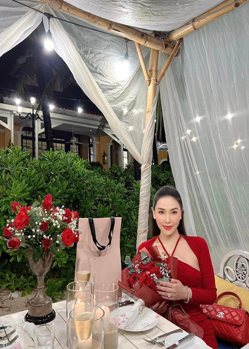 Chân dài sinh năm 1989 thường xuyên đăng tải hình ảnh gợi cảm, sống sang chảnh. Ảnh: FBNV