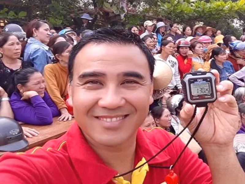 Khi làm MC, Quyền Linh không ít lần “gian lận” giúp những người gặp khó khăn chiến thắng để họ có tiền trang trải cuộc sống. Ảnh: Người đưa tin