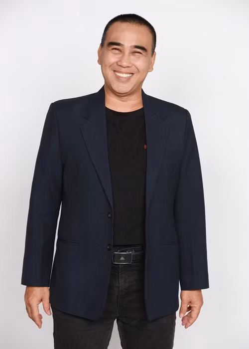 Quyền Linh từng nhiều lần bỏ tiền túi giúp đỡ những người khó khăn. Trong một chương trình, mặc dù cặp vợ chồng nghèo đã được ủng hộ 10 triệu đồng, nhưng vào trong hậu trường, Quyền Linh còn rút ví, vét 5 triệu đồng đưa thêm cho họ. Ảnh: FBNV