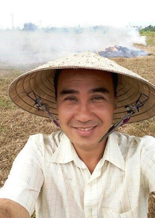 Quyền Linh tâm sự về việc làm thiện nguyện: “Thu nhập từ công việc tôi cũng trích ra một phần để làm thiện nguyện, ví dụ tôi làm được 100 nghìn tôi sẽ dành 20 - 30 nghìn, thậm chí có những nơi khó khăn tôi có thể móc hết 100 nghìn ra để giúp đỡ”. Ảnh: FBNV